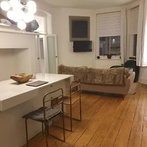 2 Spacious And Quiet One Bed In Central With Free Parking Apartment